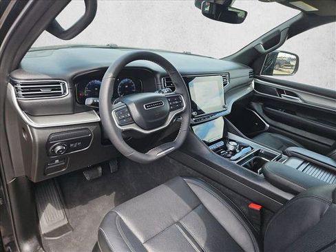 Used 2025 Jeep Wagoneer L Series II AWD/4WD image 9