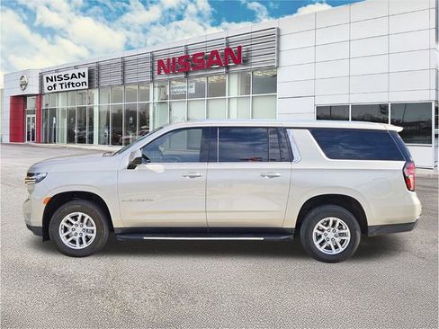 Used 2024 Chevrolet Suburban LT RWD image 7