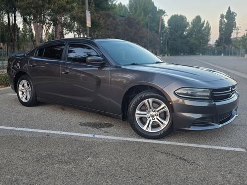 Used 2017 Dodge Charger SE RWD image 3