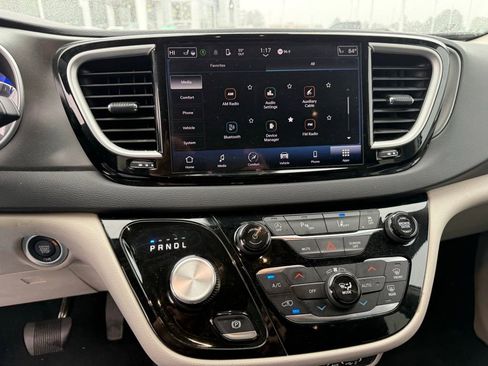 Used 2024 Chrysler Pacifica Touring-L image 18