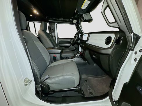 Certified 2024 Jeep Wrangler Unlimited w/ Convenience Group AWD/4WD image 36