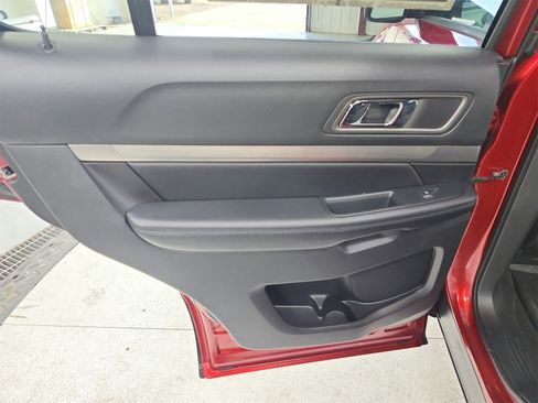 Used 2018 Ford Explorer XLT image 33