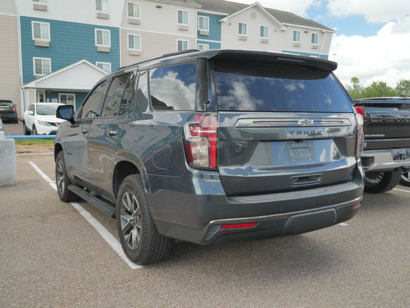 Used 2022 Chevrolet Tahoe Z71 w/ Luxury Package AWD/4WD image 5