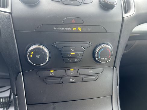 Used 2019 Ford Edge SE image 23