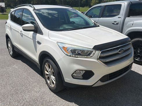 Used 2017 Ford Escape SE w/ Equipment Group 201A AWD/4WD image 2