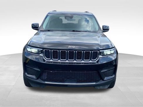 Used 2023 Jeep Grand Cherokee Laredo AWD/4WD image 2