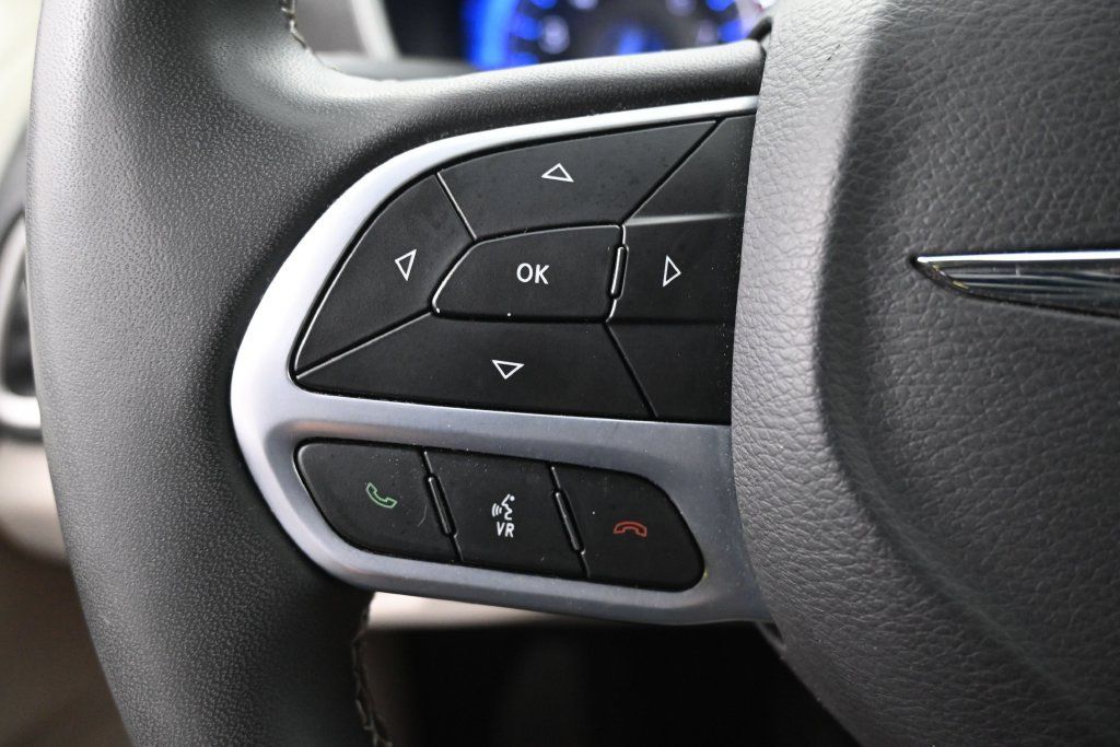 Used 2023 Chrysler Pacifica Touring-L FWD image 28
