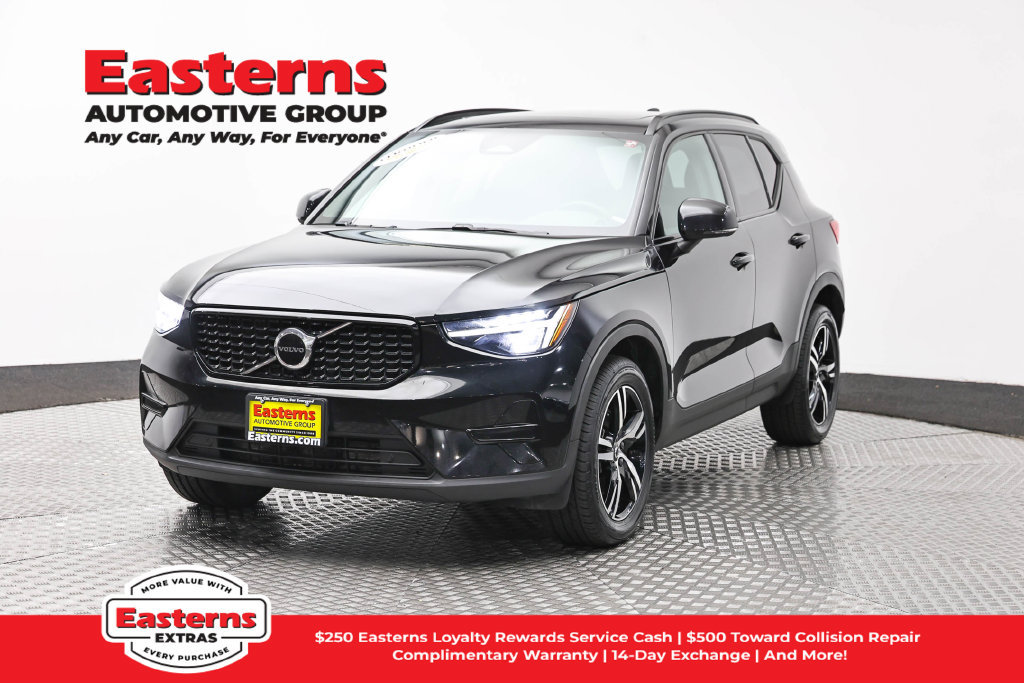 Used 2024 Volvo XC40 B5 Core AWD/4WD image 1
