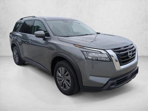 Used 2025 Nissan Pathfinder SV FWD image 3