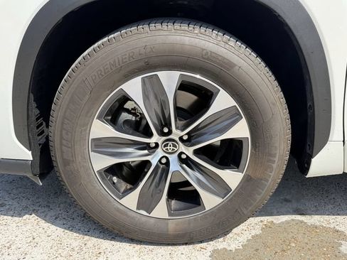 Used 2021 Toyota Highlander XLE FWD image 9