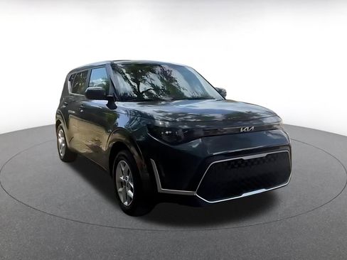 Used 2025 Kia Soul LX w/ LX Technology Package FWD image 2