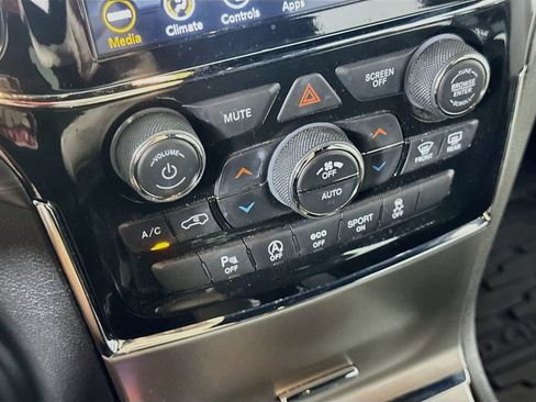 Used 2021 Jeep Grand Cherokee Laredo RWD image 26
