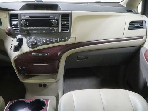 Used 2012 Toyota Sienna XLE image 36