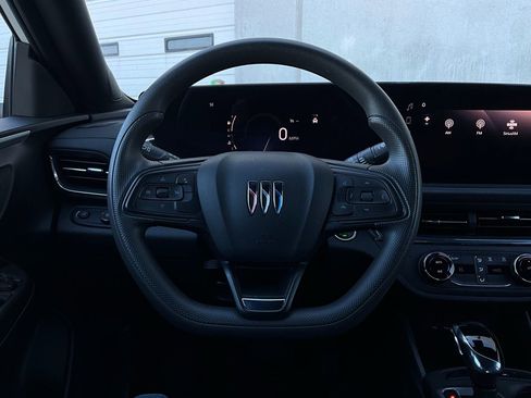 Used 2025 Buick Envista Preferred image 31