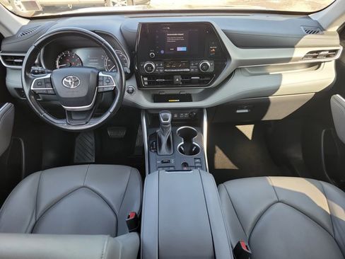 Used 2023 Toyota Highlander XLE image 15