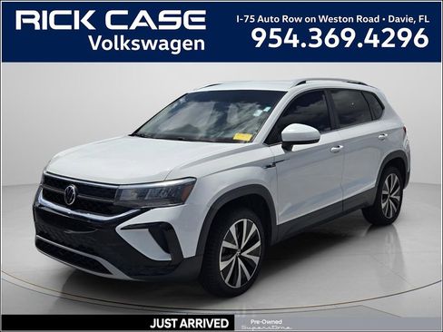 Used 2022 Volkswagen Taos SE FWD image 1