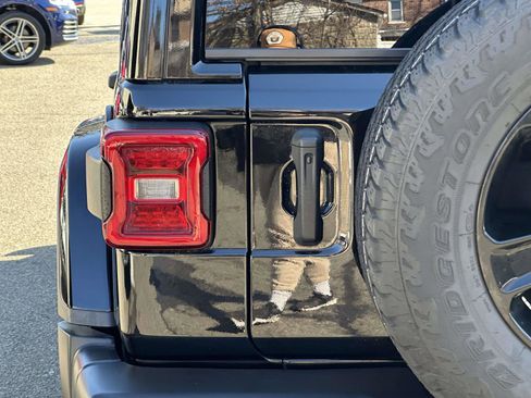 Used 2021 Jeep Wrangler Unlimited Sahara image 11
