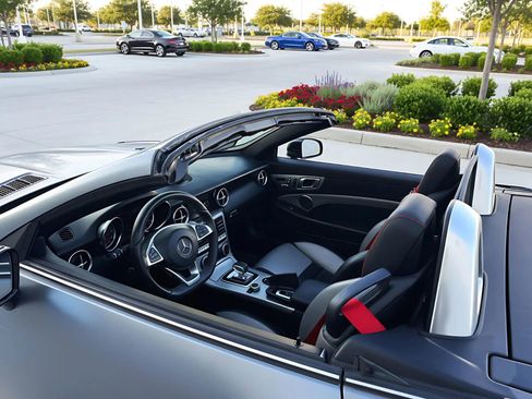 Used 2018 Mercedes-Benz SLC 43 AMG image 15