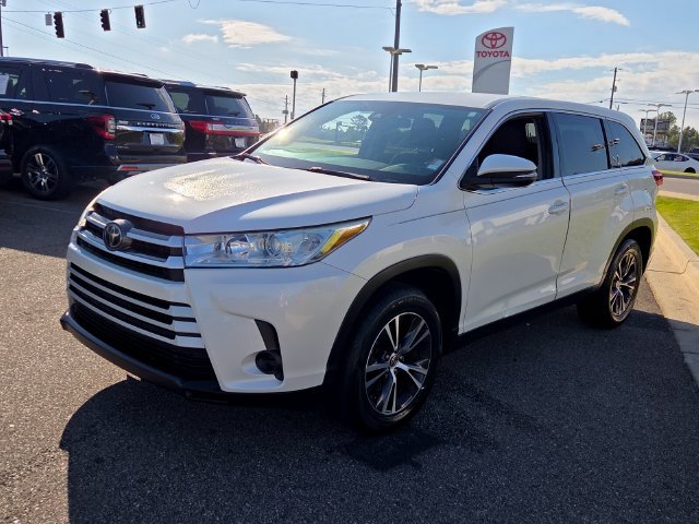 Used 2019 Toyota Highlander LE FWD image 3