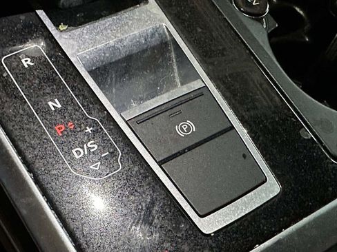 Used 2022 Audi Q8 Premium image 26