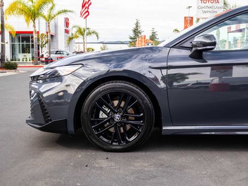 Used 2025 Toyota Camry SE image 5