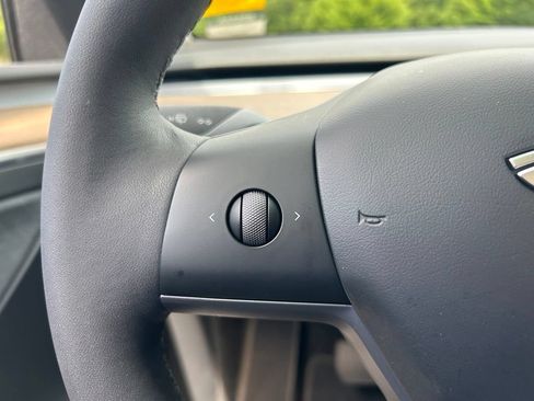 Used 2024 Tesla Model Y 2WD image 25