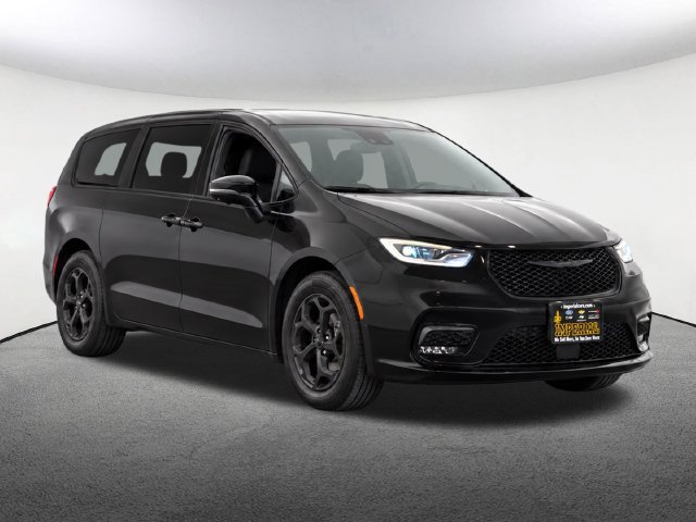 Used 2023 Chrysler Pacifica Limited w/ S Appearance Package FWD image 2