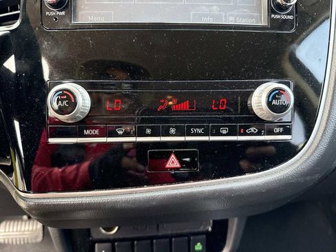 Used 2020 Mitsubishi Outlander ES image 27