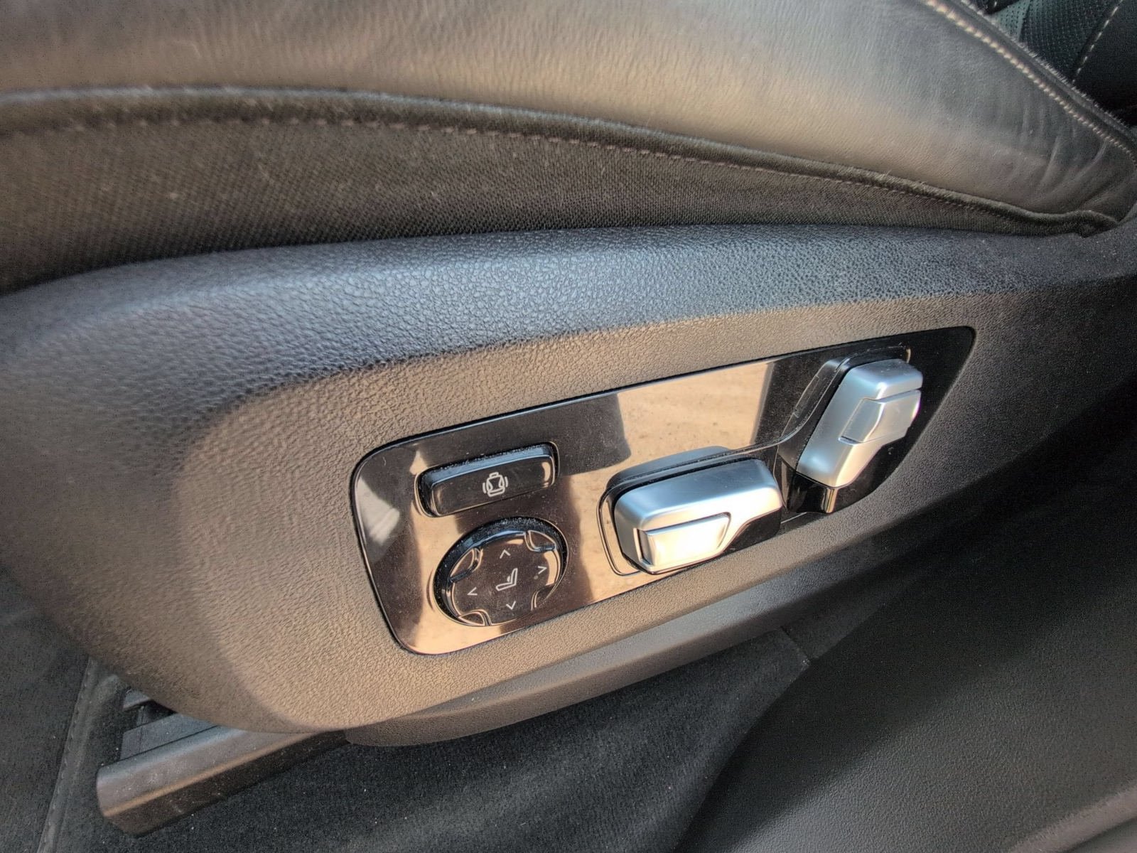 Used 2022 BMW X7 M50i w/ Dynamic Handling Package AWD/4WD image 25