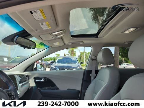 Used 2021 Kia Niro EX Premium FWD image 20