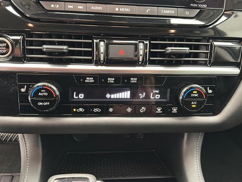 Used 2024 Nissan Pathfinder SV AWD/4WD image 18