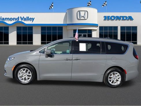 Used 2022 Chrysler Pacifica Touring-L image 7