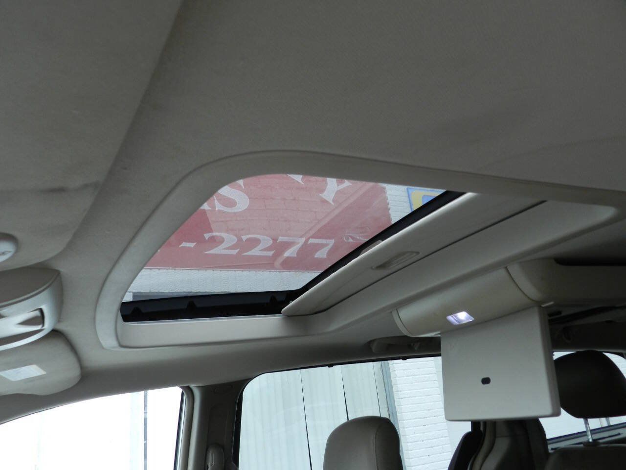 Used 2014 Chrysler Town & Country Limited w/ Luxury Group FWD image 20