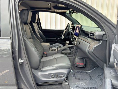 Used 2025 Toyota Tacoma Limited AWD/4WD image 16