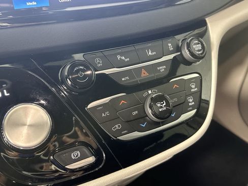 Used 2024 Chrysler Pacifica Touring-L FWD image 18