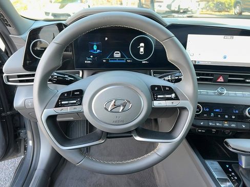 Used 2023 Hyundai Elantra SEL w/ Convenience Package image 15