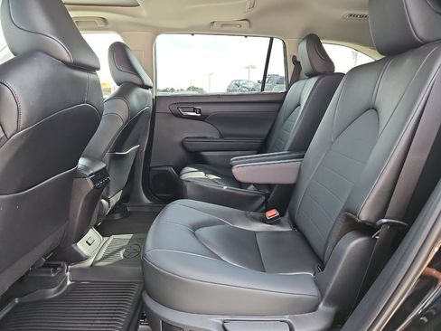 Certified 2026 Toyota Highlander XLE AWD/4WD image 12