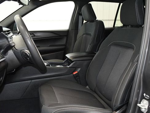 Used 2024 Jeep Grand Cherokee Laredo X image 16