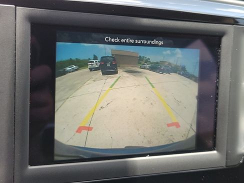 Used 2020 Chrysler Pacifica Touring FWD image 21