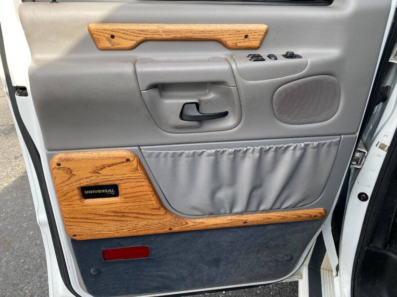 Used 1997 Ford E-150 and Econoline 150 RWD image 11