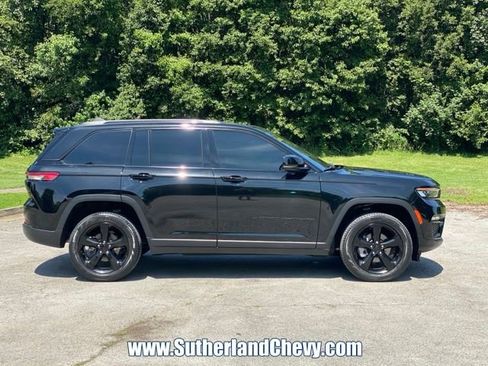 Used 2023 Jeep Grand Cherokee Limited w/ Black Appearance Package AWD/4WD image 8
