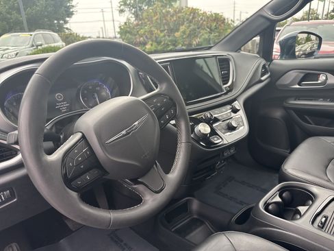 Used 2022 Chrysler Pacifica Touring-L w/ S Appearance Package AWD/4WD image 22