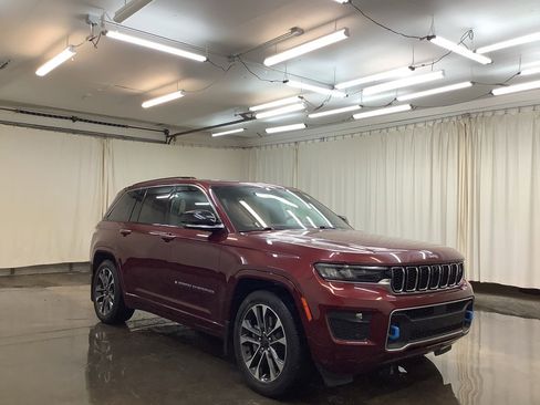 Used 2022 Jeep Grand Cherokee Overland w/ Advanced Protech Group III image 4