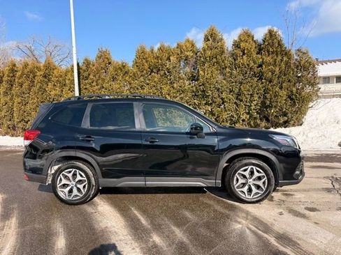 Used 2023 Subaru Forester Premium image 2