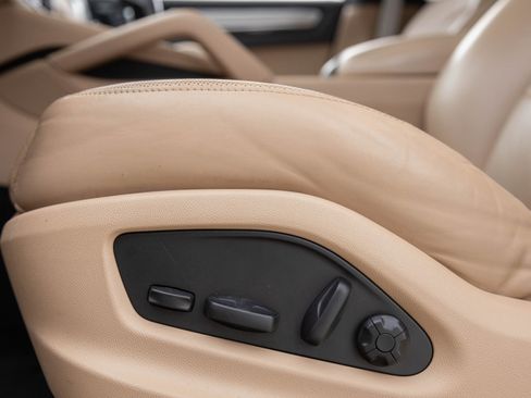 Certified 2022 Porsche Cayenne Platinum Edition image 22