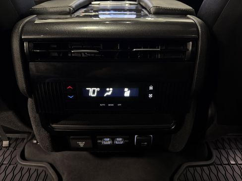 Used 2024 Jeep Wagoneer 4WD w/ Premium Group I image 21