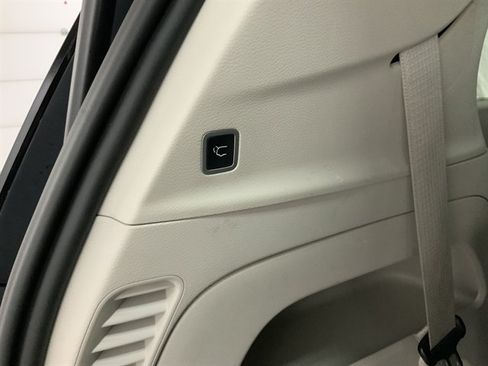 Used 2023 Chrysler Pacifica Touring-L FWD image 7