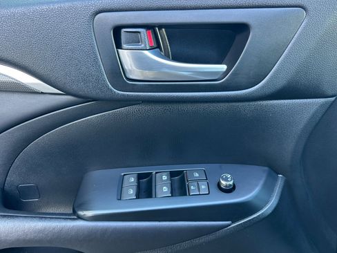 Certified 2017 Toyota Highlander SE image 11