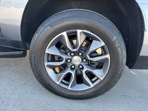 Used 2021 Chevrolet Suburban LT w/ LT Signature Plus Package image 32