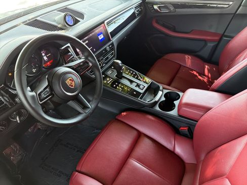 Certified 2024 Porsche Macan AWD/4WD image 4